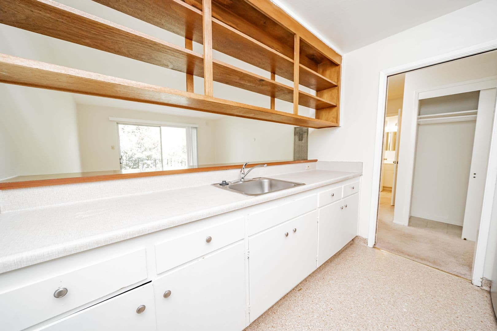 Oakland Apartment: 36 Moss Avenue