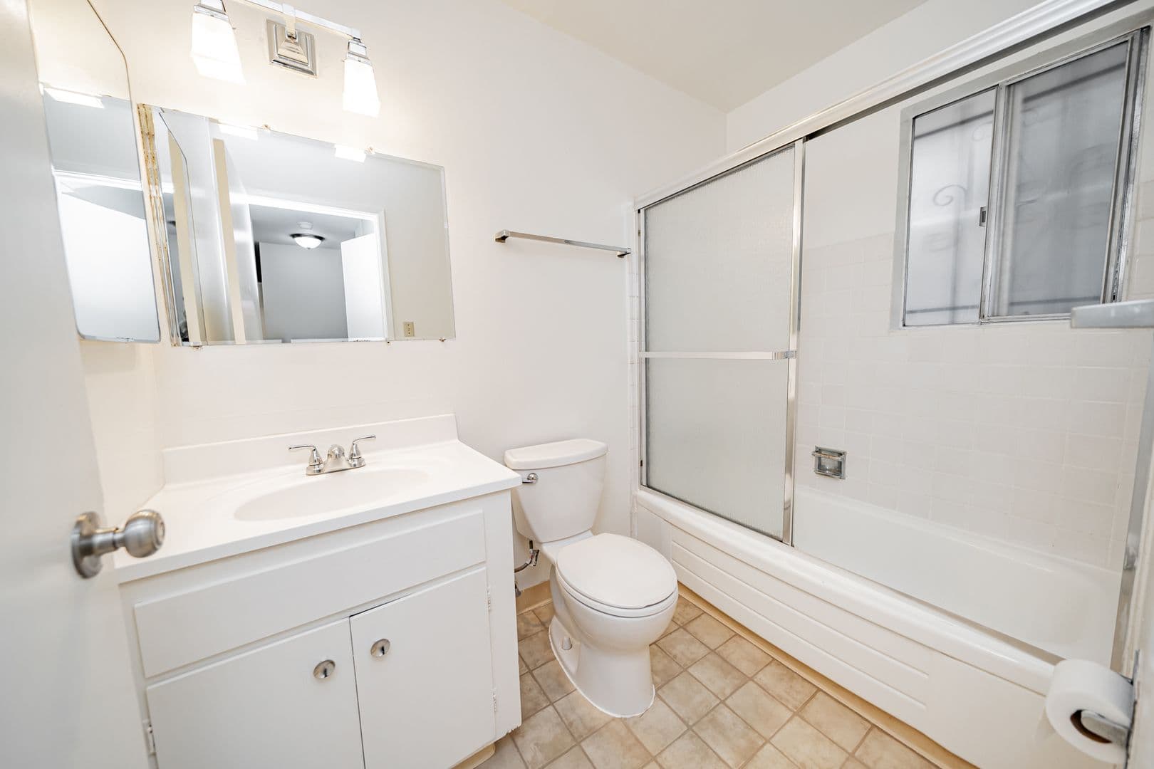 Oakland Apartment: 36 Moss Avenue