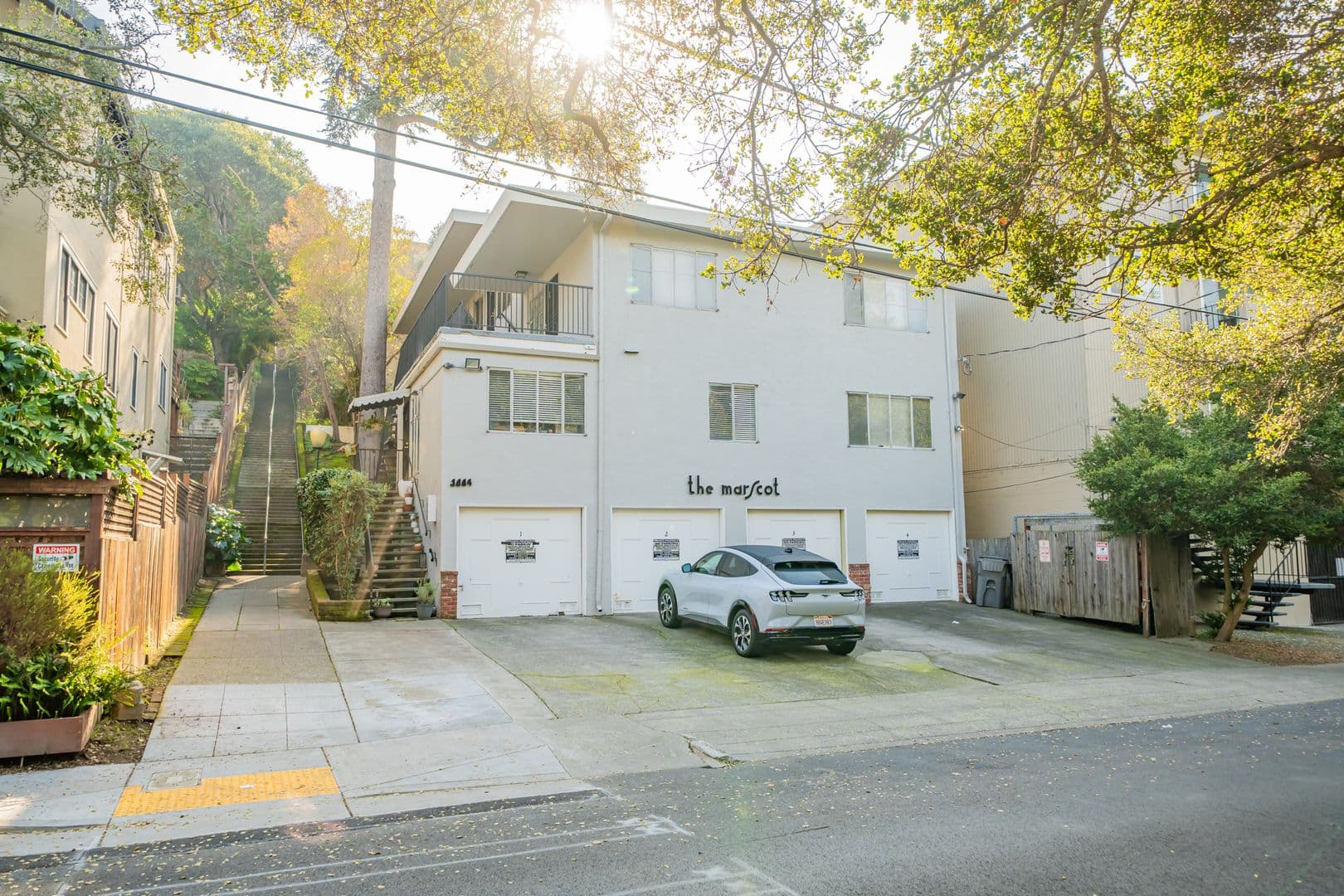 Oakland Apartment: 3084 Richmond Blvd
