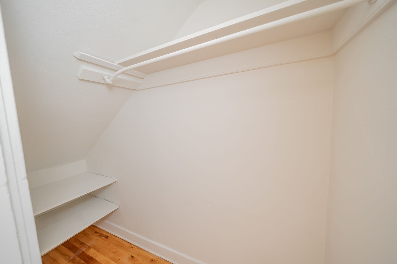 Oakland Apartment: 2867 MacArthur Blvd