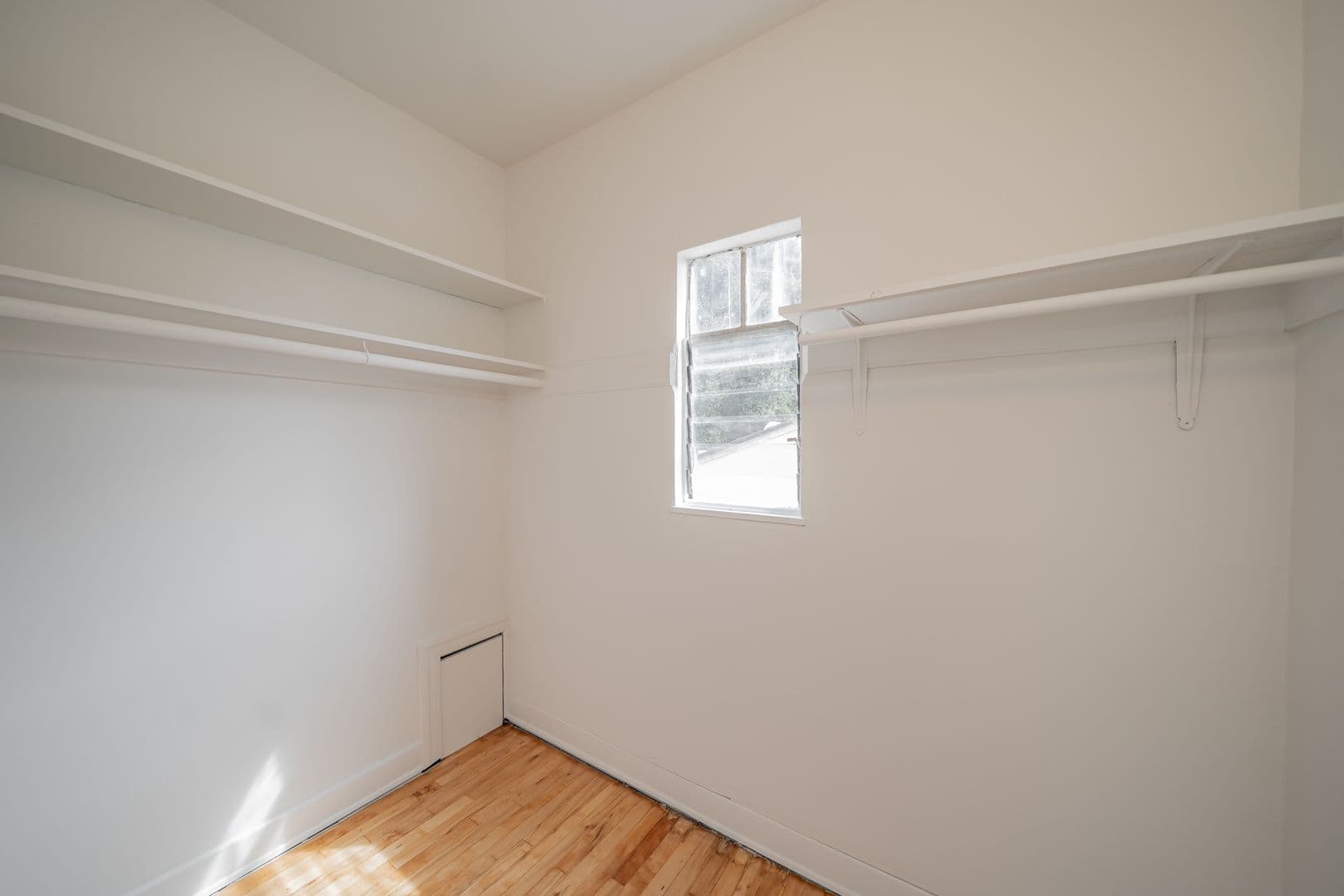 Oakland Apartment: 2867 MacArthur Blvd