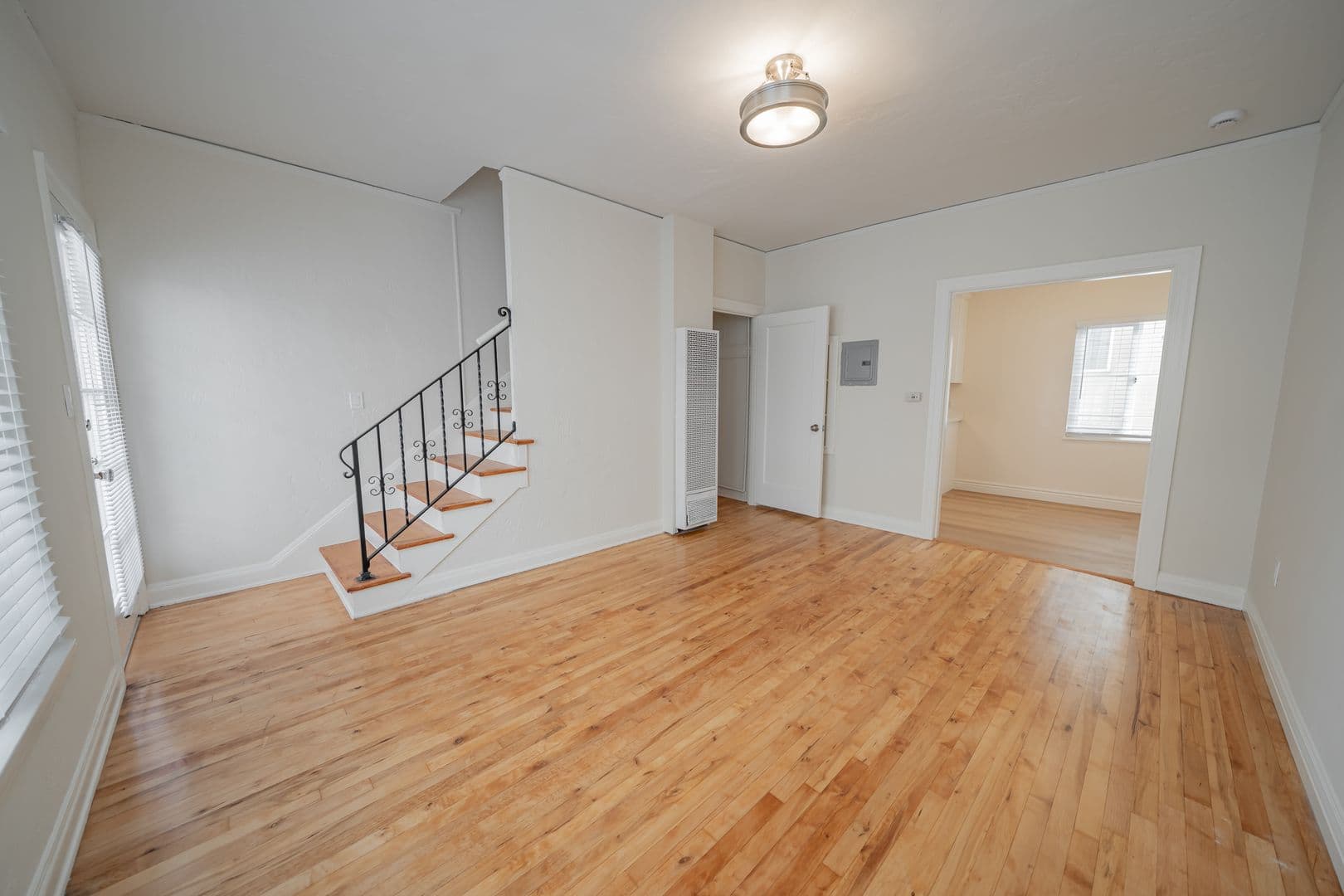 Oakland Apartment: 2867 MacArthur Blvd