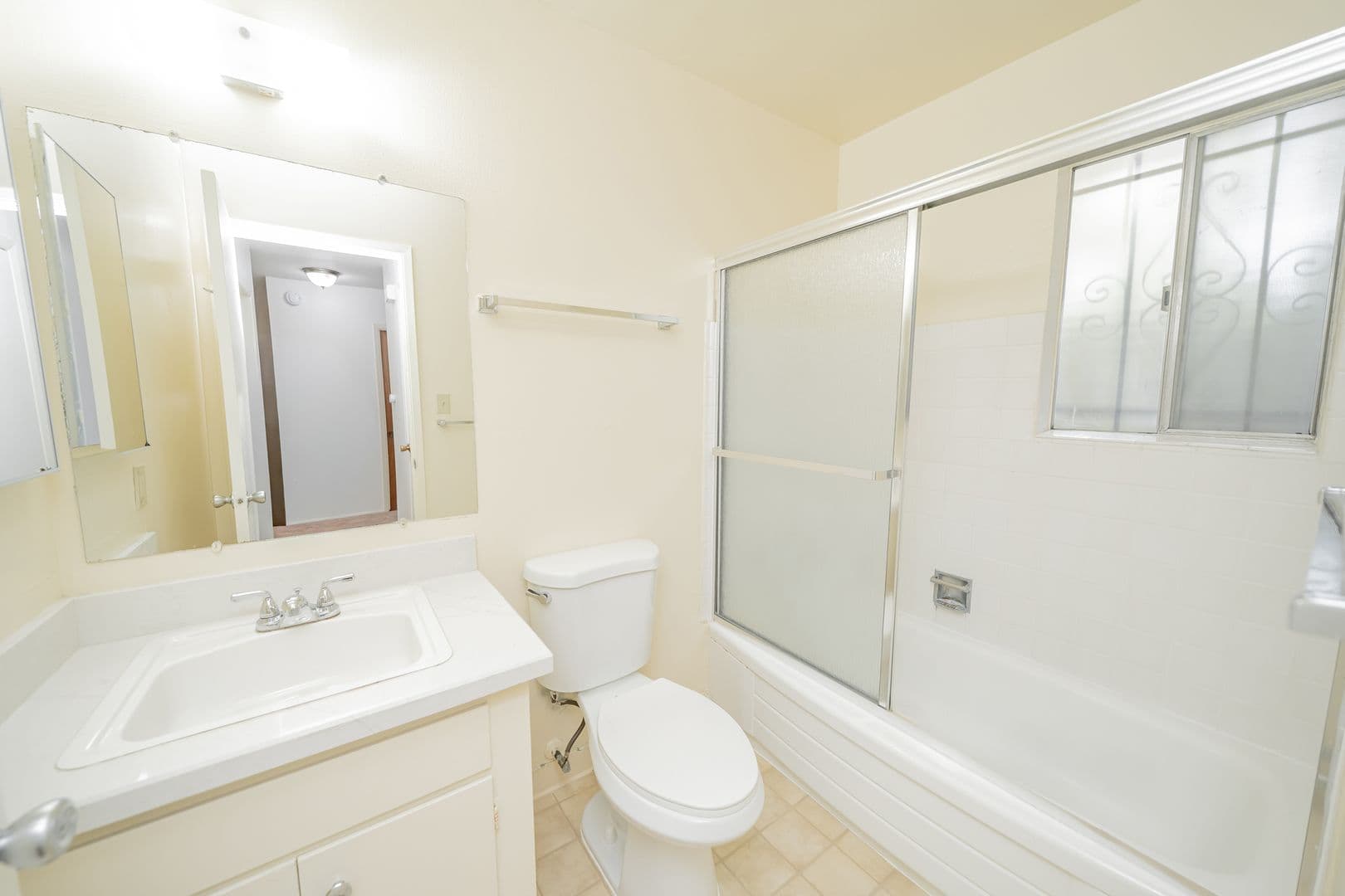 Oakland Apartment: 36 Moss Avenue