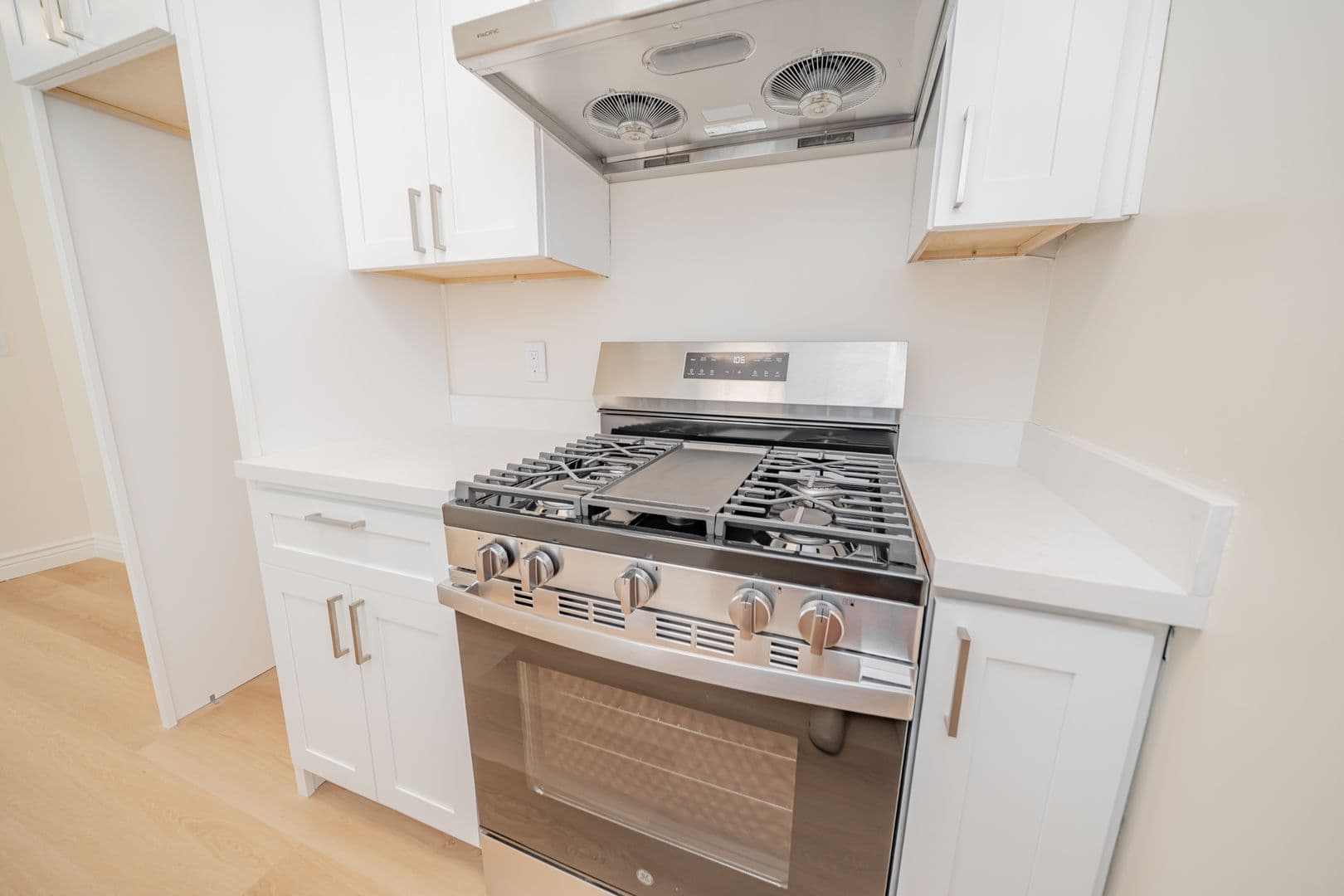Oakland Apartment: 2867 MacArthur Blvd