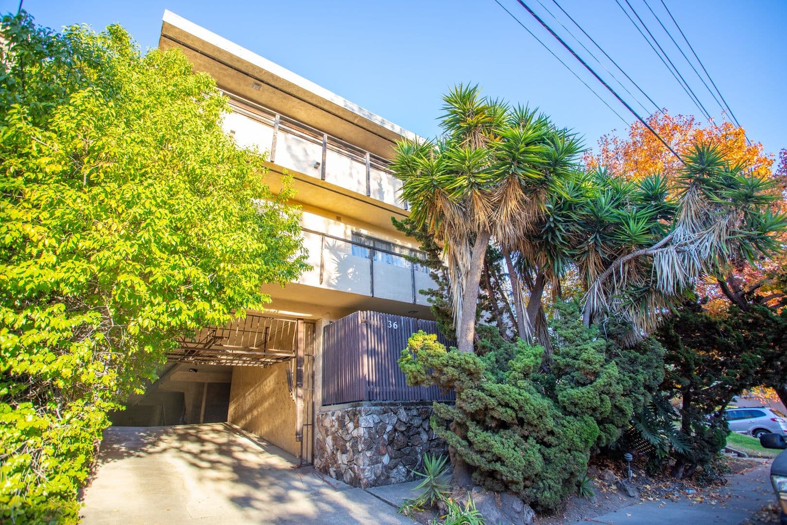 Oakland Apartment: 36 Moss Avenue