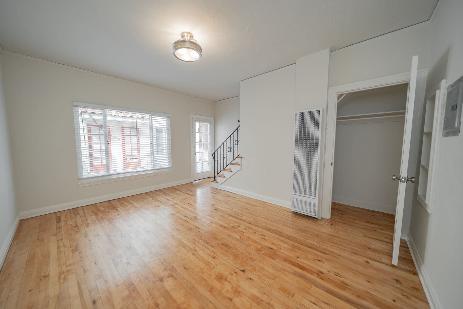 Oakland Apartment: 2867 MacArthur Blvd