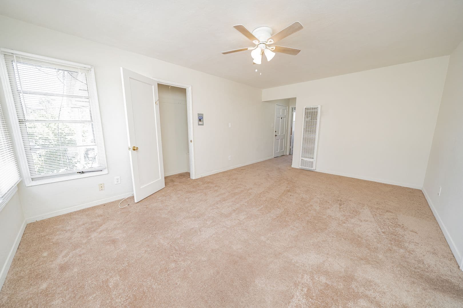 Oakland Apartment: 1915-1937 33rd Ave