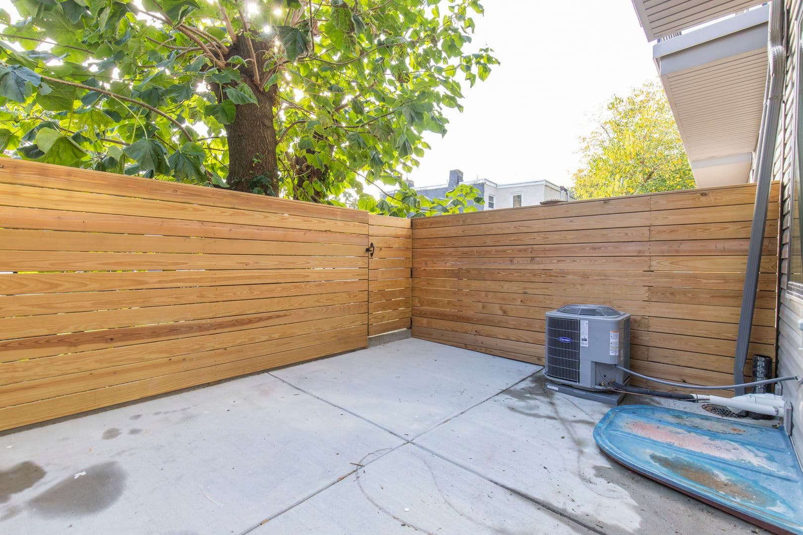 Philadelphia Apartment: 2412 Master ST