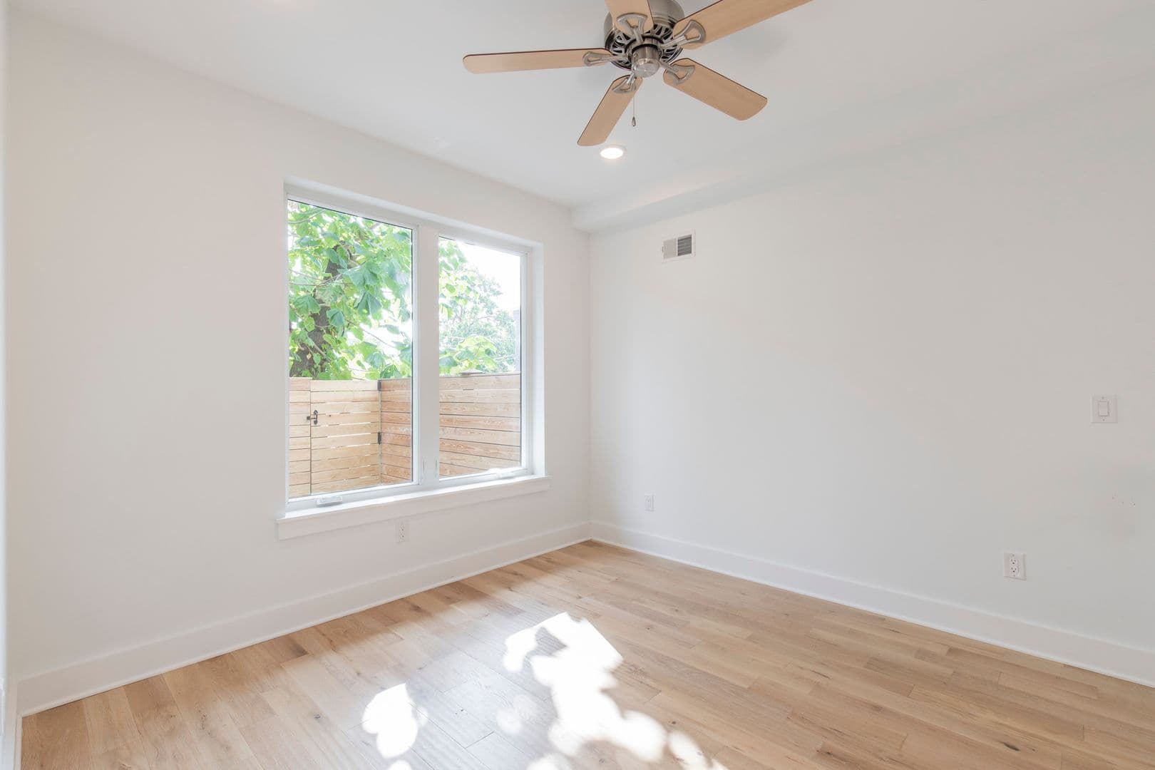 Philadelphia Apartment: 2412 Master ST