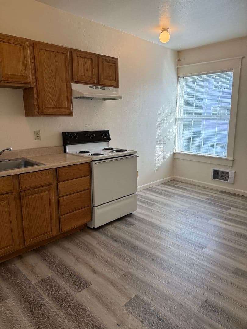 Portland Apartment: 2404 N Vancouver Ave
