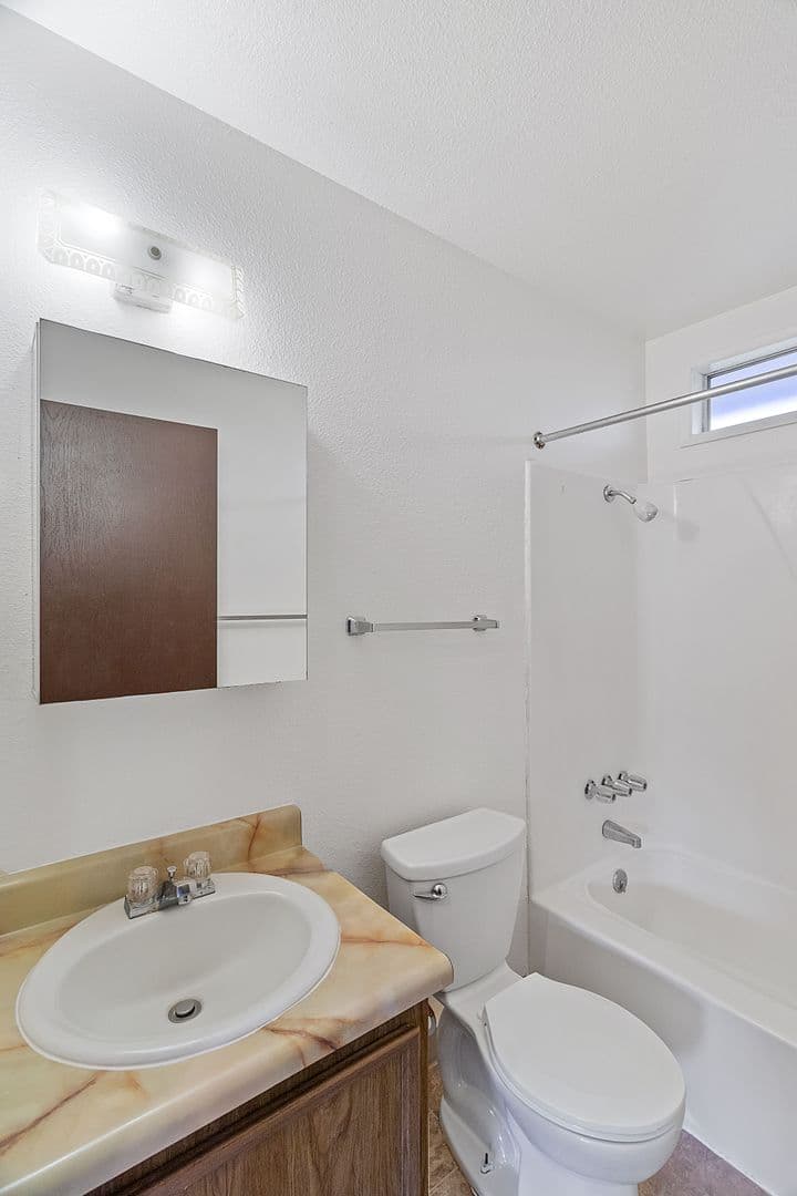 Vancouver Apartment: 717 NE 82nd Ave