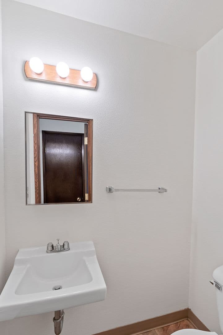 Vancouver Apartment: 717 NE 82nd Ave