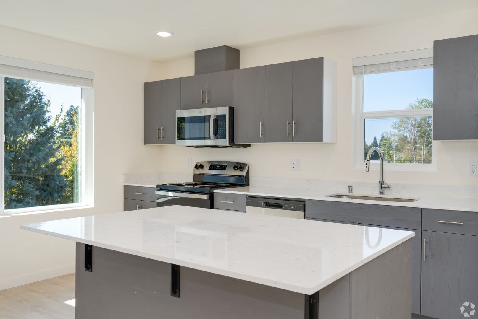 Vancouver Apartment: 8515 NE St Johns Road