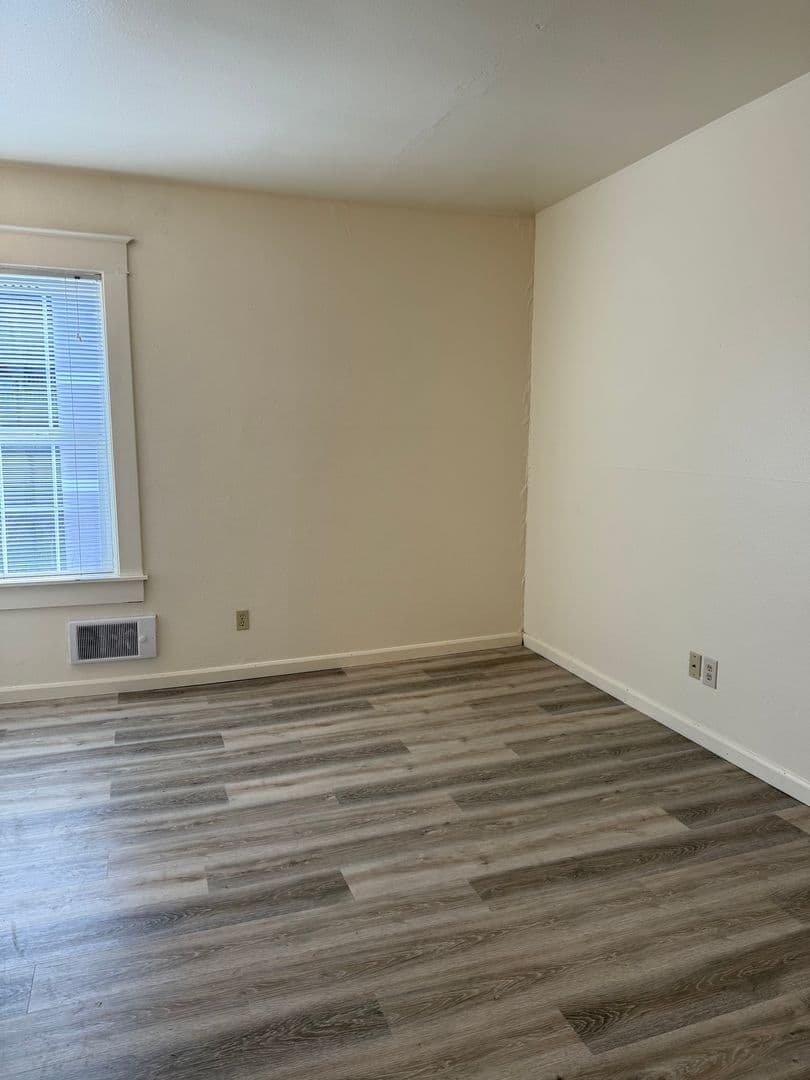 Portland Apartment: 2404 N Vancouver Ave