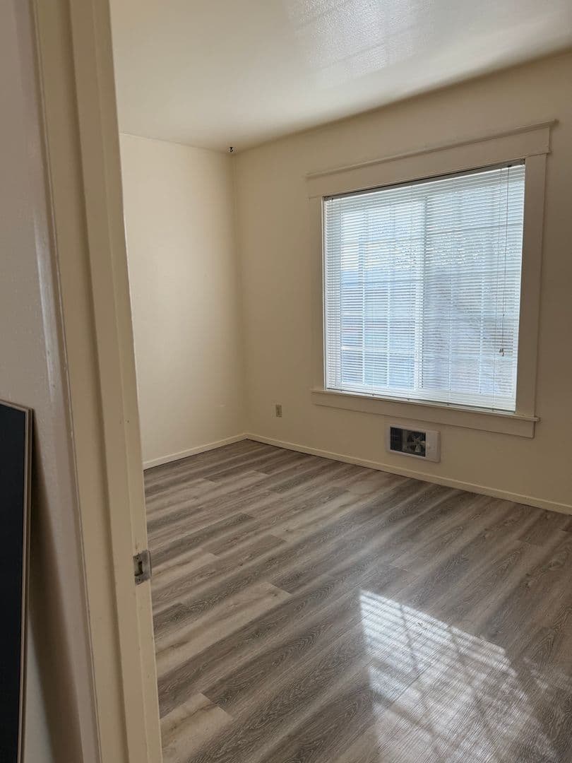 Portland Apartment: 2404 N Vancouver Ave