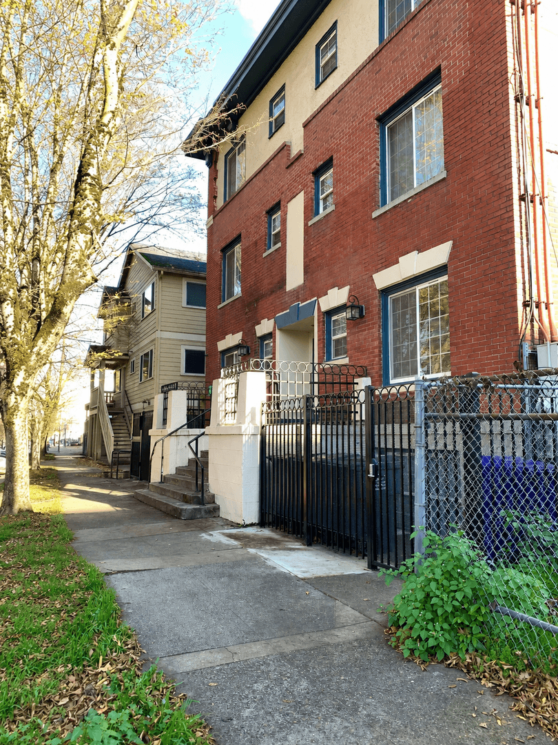 Portland Apartment: 2404 N Vancouver Ave