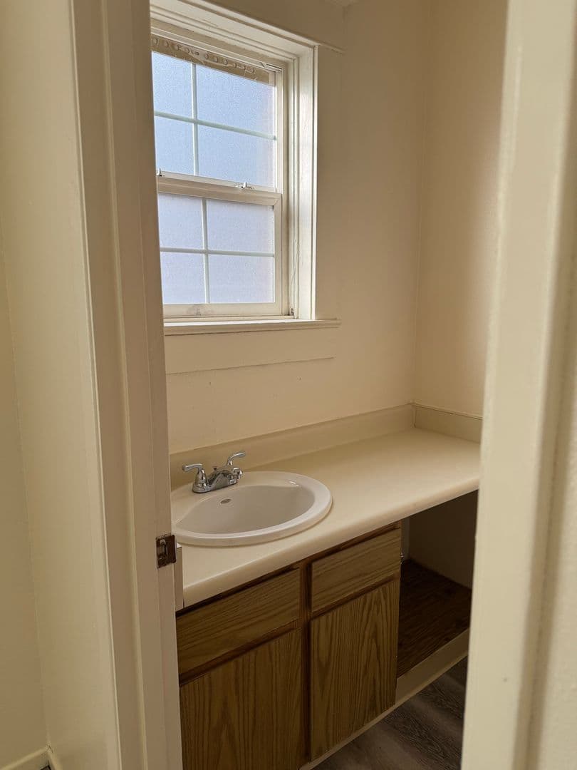 Portland Apartment: 2404 N Vancouver Ave