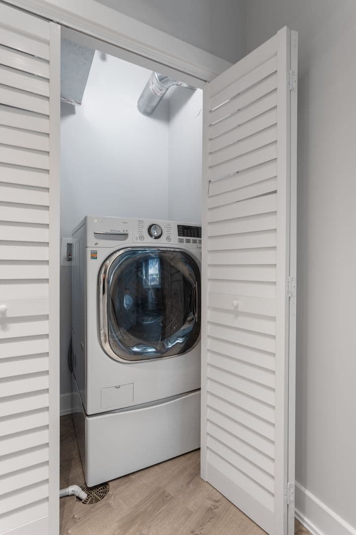 Chicago Apartment: 7645 N Sheridan Rd