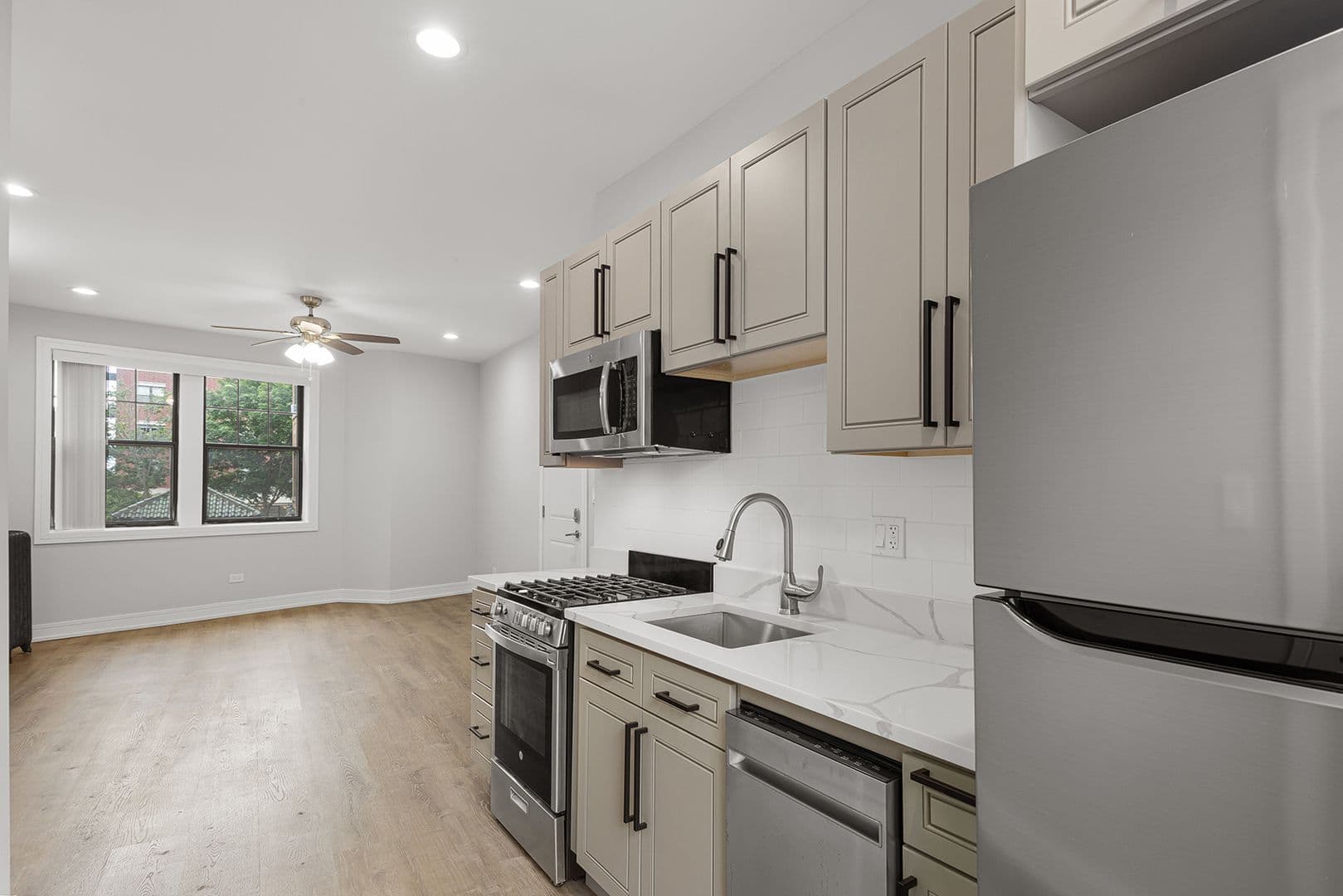 Chicago Apartment: 7618 - 26 N.Eastlake Terrace