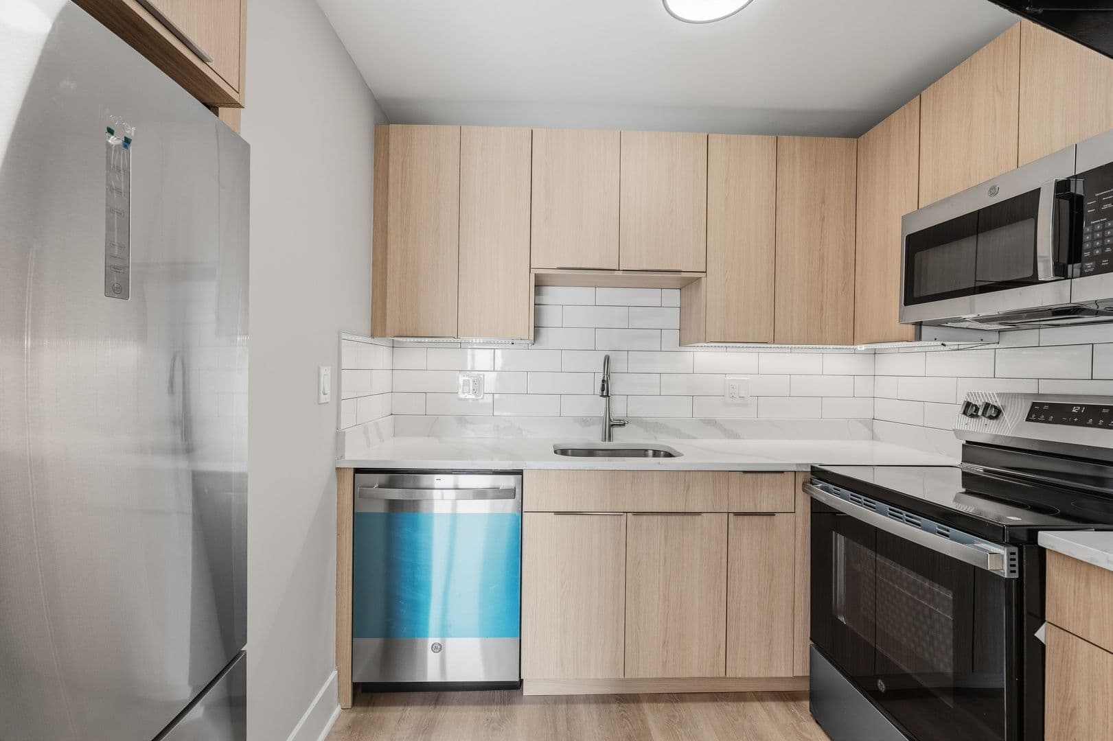 Chicago Apartment: 6166 N Sheridan Rd
