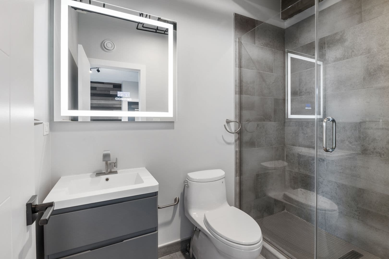 Chicago Apartment: 7645 N Sheridan Rd