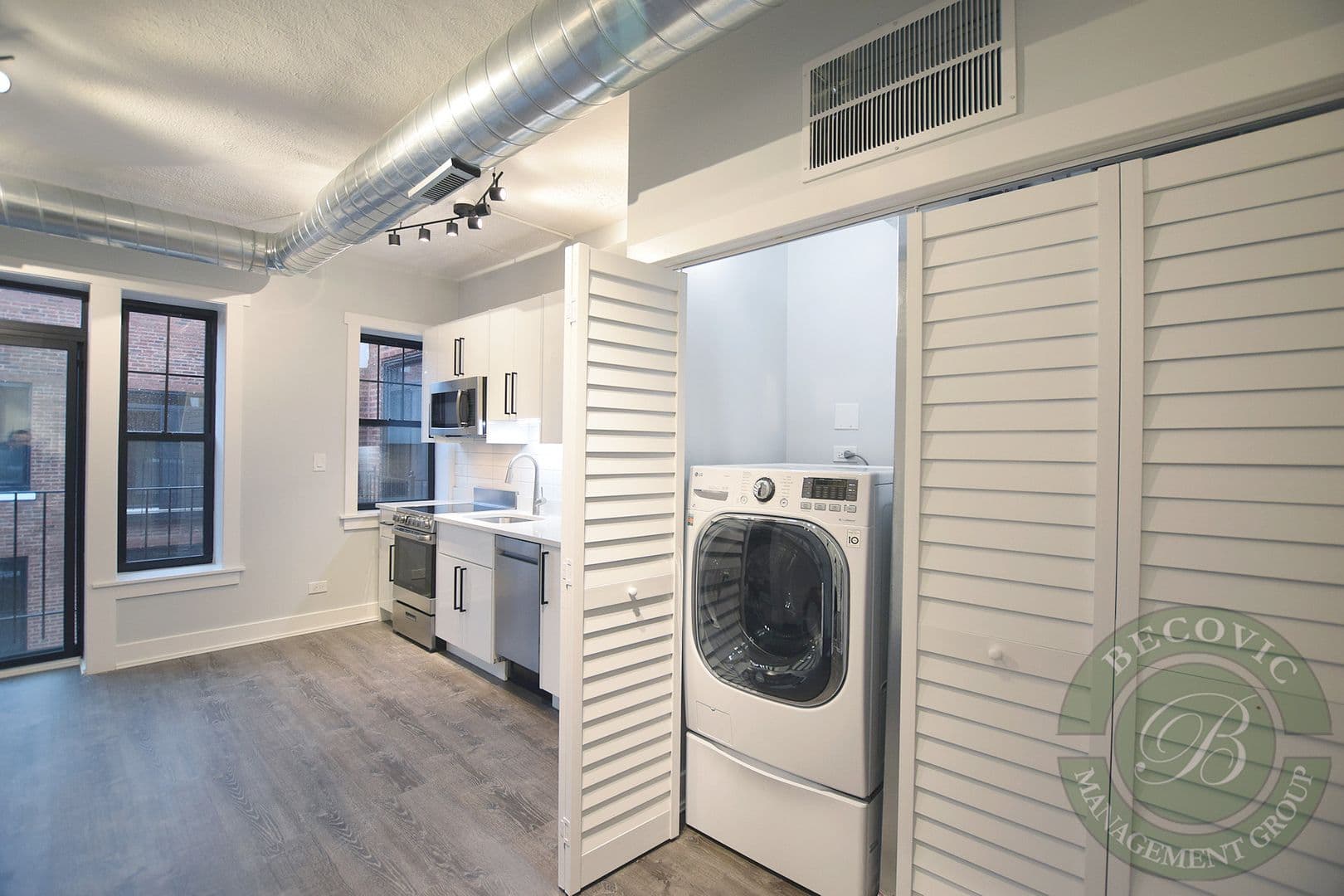 Chicago Apartment: 7645 N Sheridan Rd