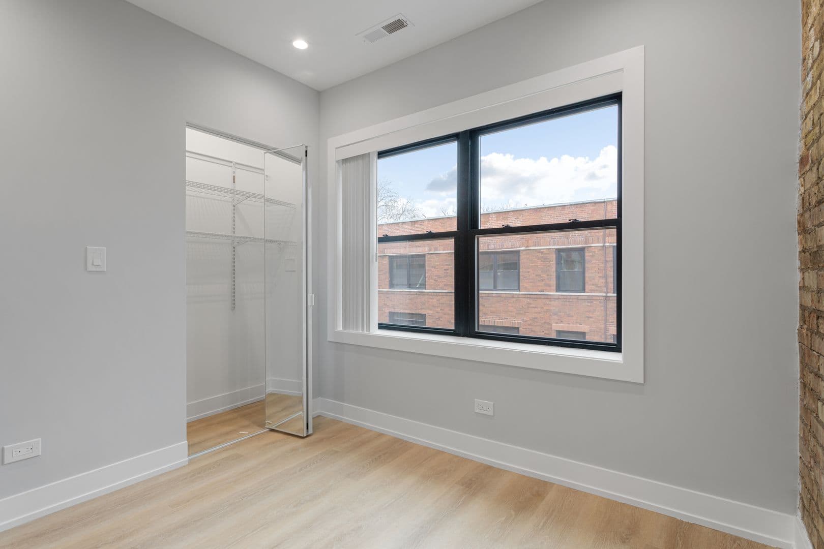 Chicago Apartment: 1548-1558.5 W Juneway