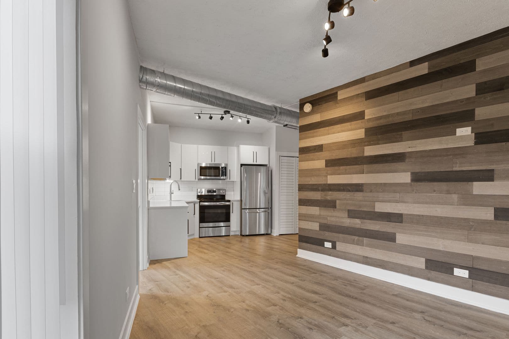 Chicago Apartment: 7645 N Sheridan Rd