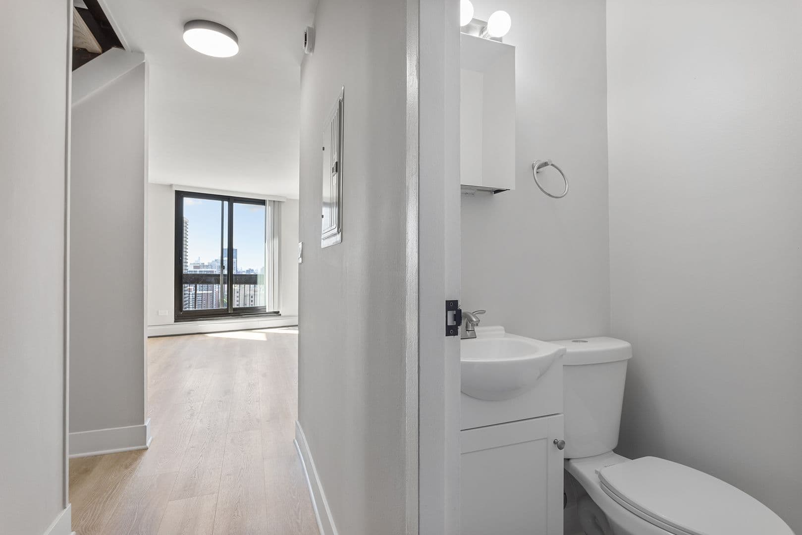 Chicago Apartment: 6166 N Sheridan Rd