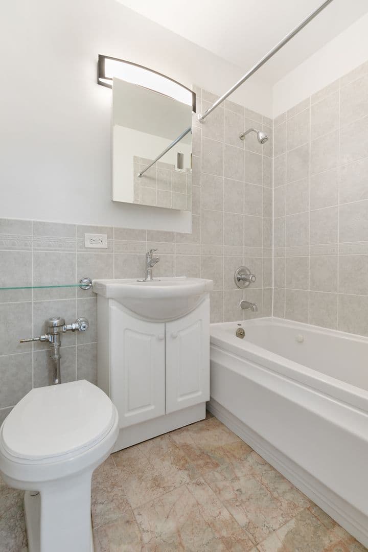 Chicago Apartment: 5858 N Sheridan Rd