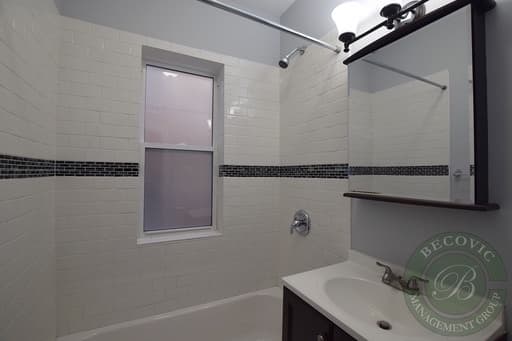 Chicago Apartment: 6100-6118 N Winthrop Ave