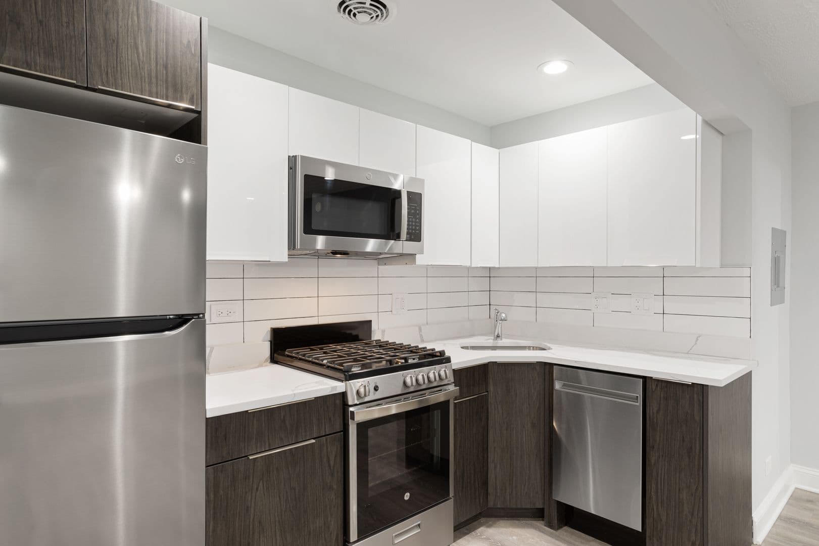 Chicago Apartment: 7606 N Eastlake Ter