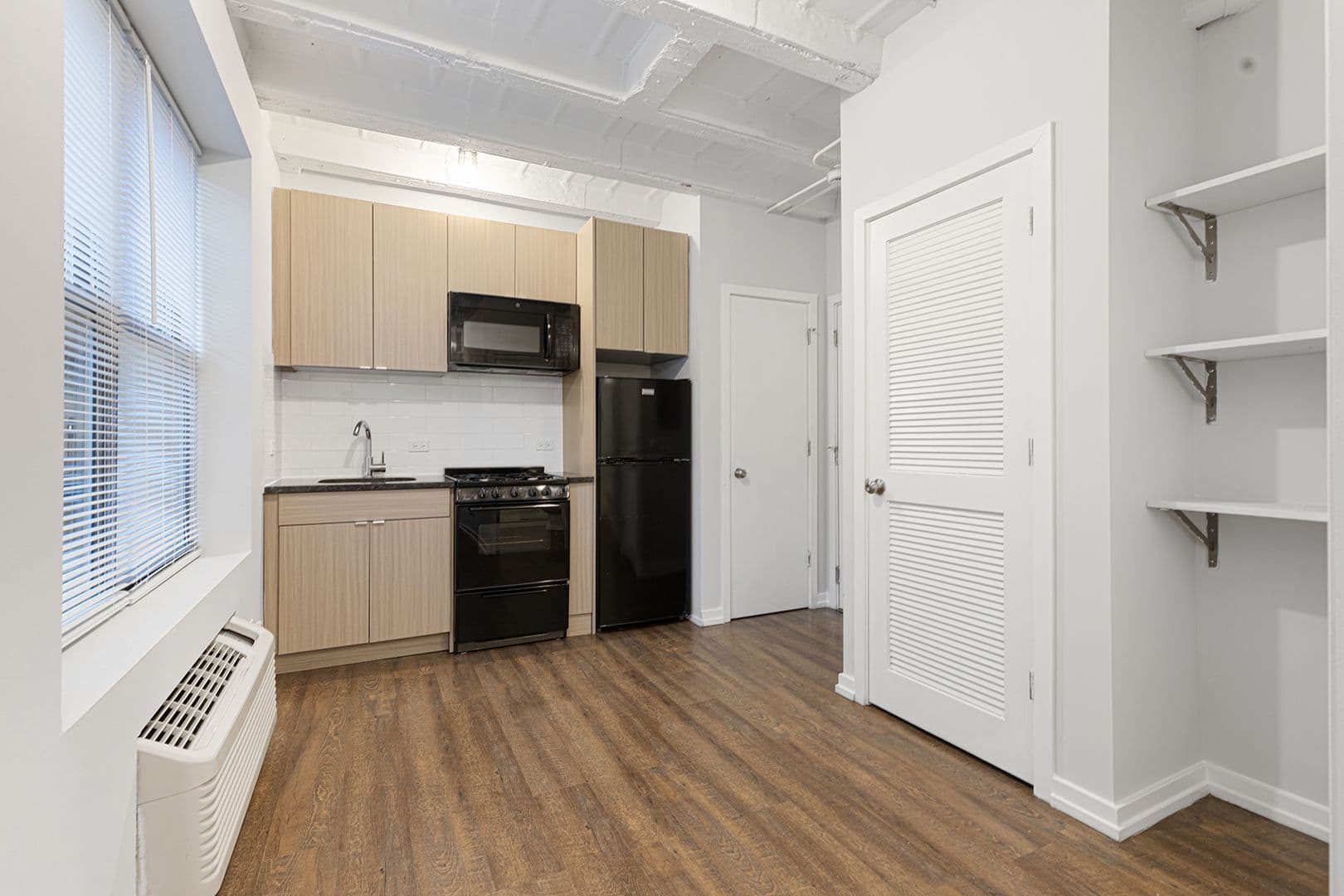 Chicago Apartment: 5718 N Winthrop Avenue