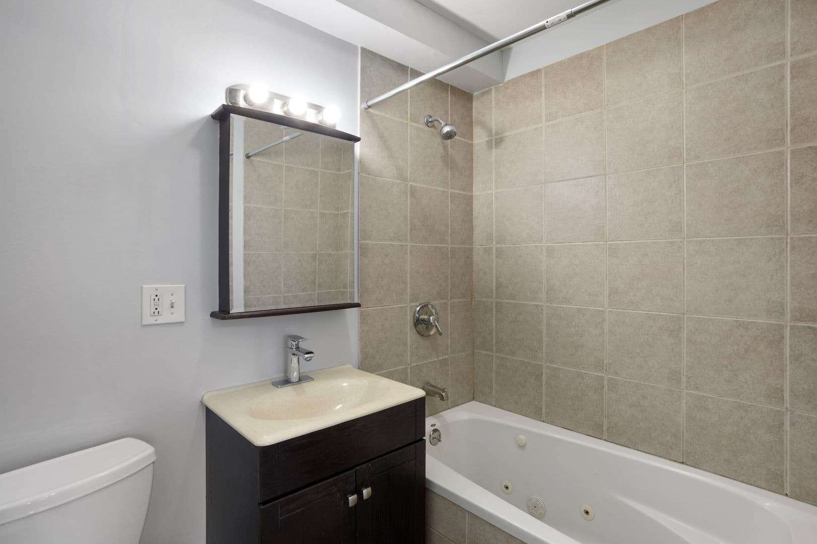 Chicago Apartment: 7616 N Marshfield Ave