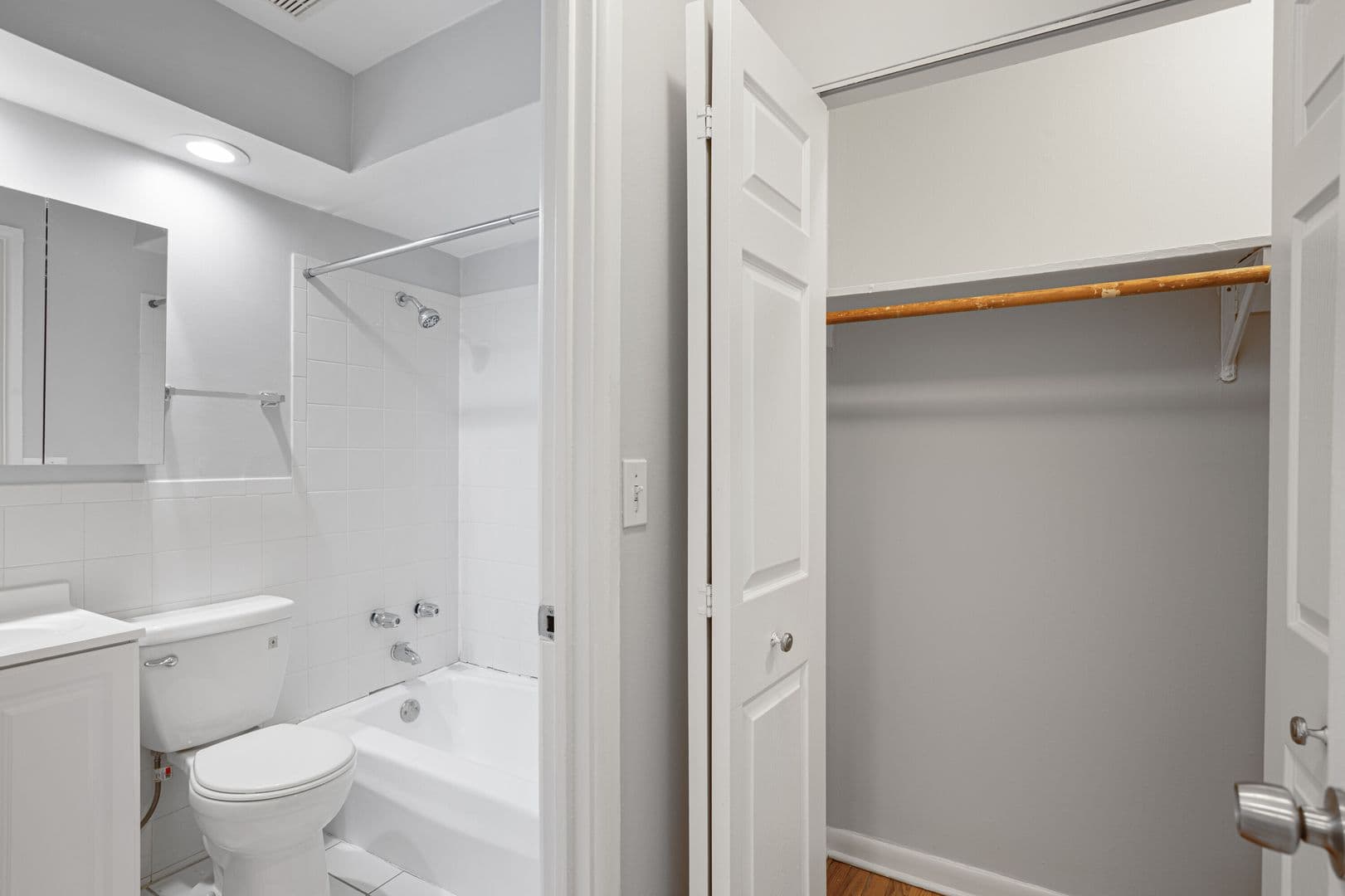 Chicago Apartment: 6758 N. Sheridan Rd.