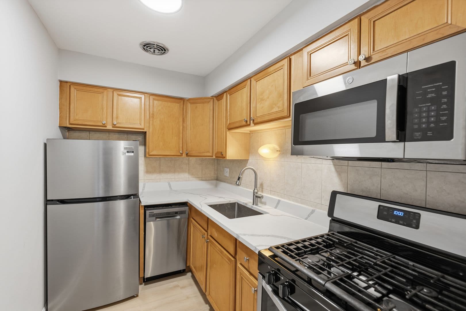 Chicago Apartment: 6758 N. Sheridan Rd.