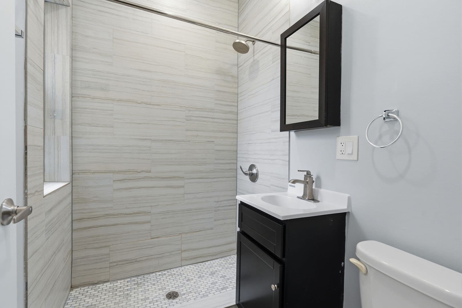 Chicago Apartment: 6100-6118 N Winthrop Ave