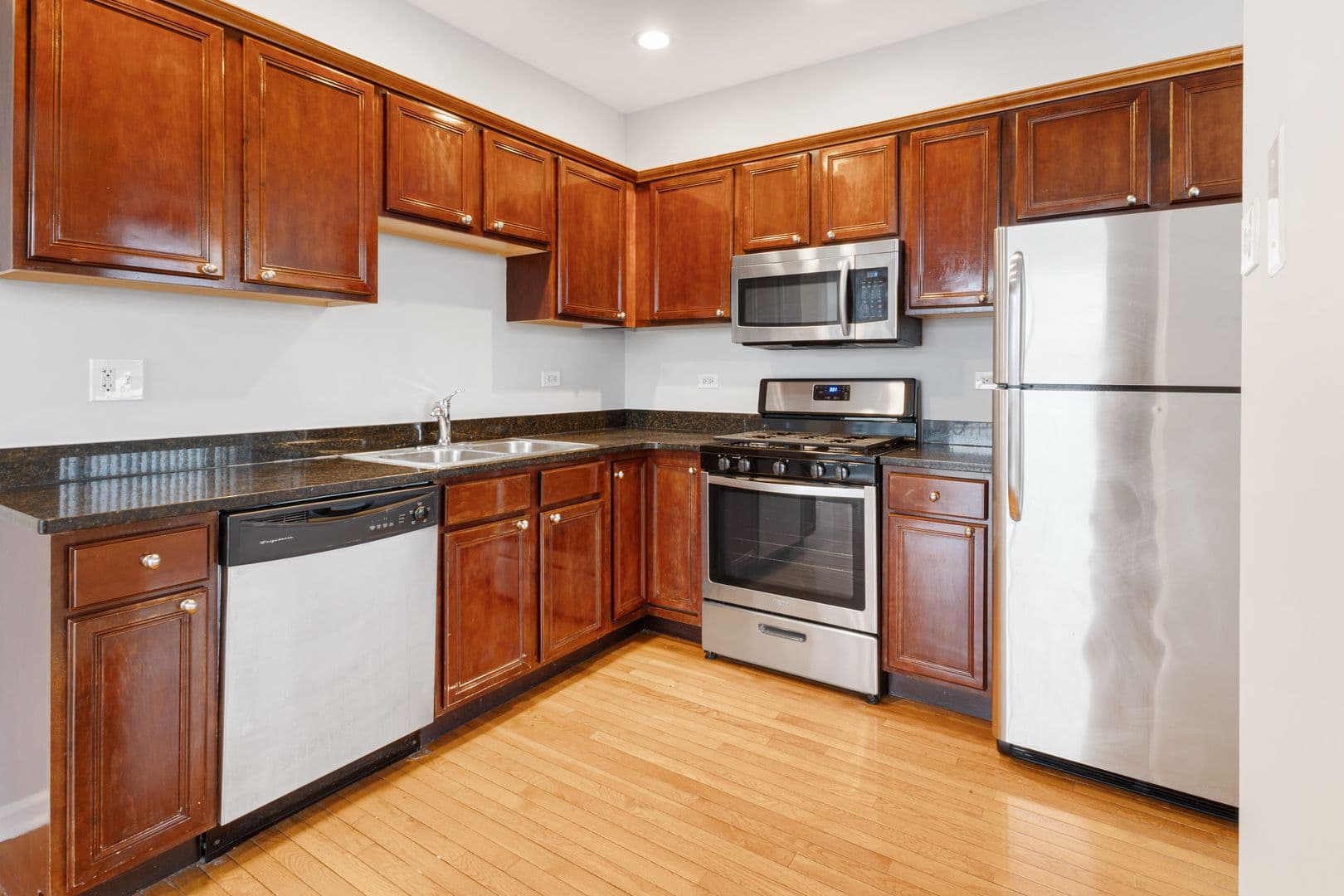 Chicago Apartment: 2451 W Howard Street