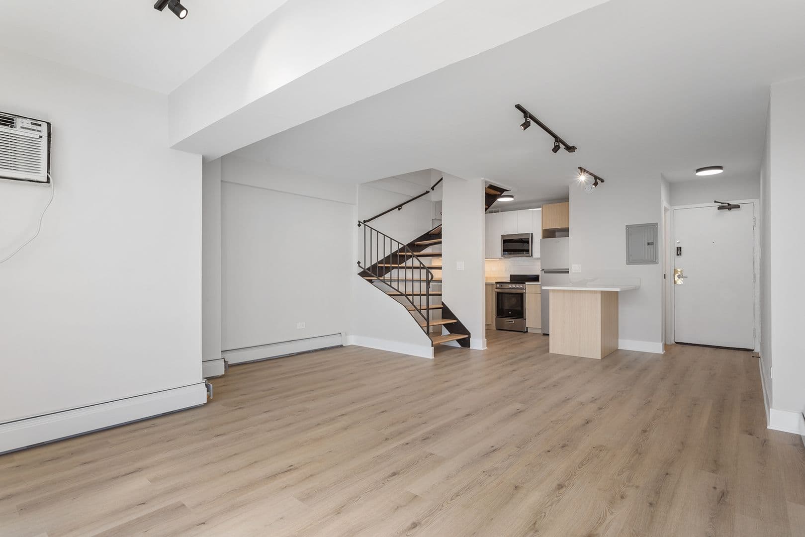 Chicago Apartment: 6166 N Sheridan Rd