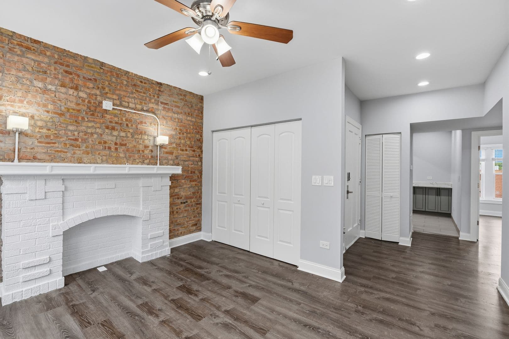 Chicago Apartment: 6100-6118 N Winthrop Ave