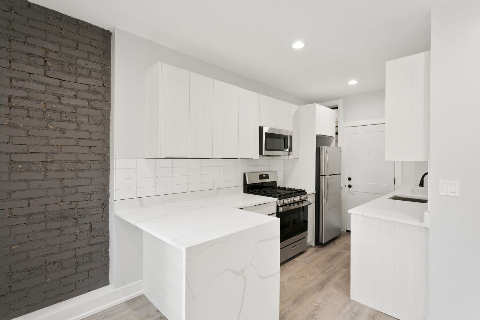 Chicago Apartment: 7736-42 N Eastlake Terrace