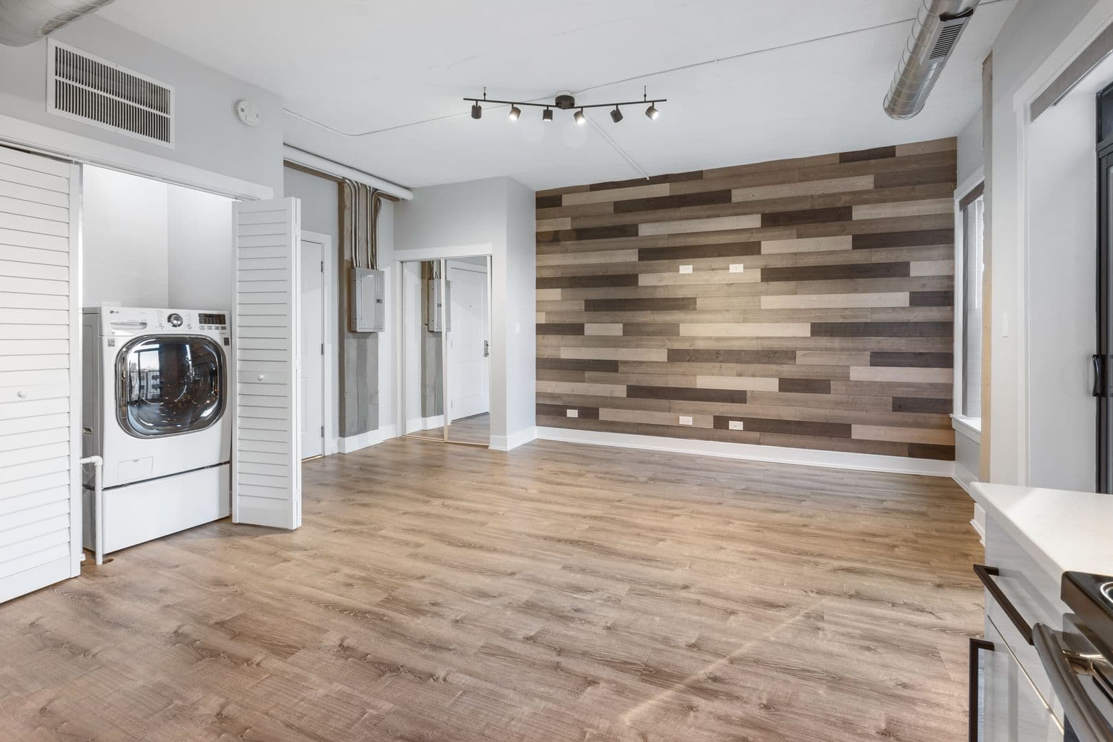 Chicago Apartment: 7645 N Sheridan Rd