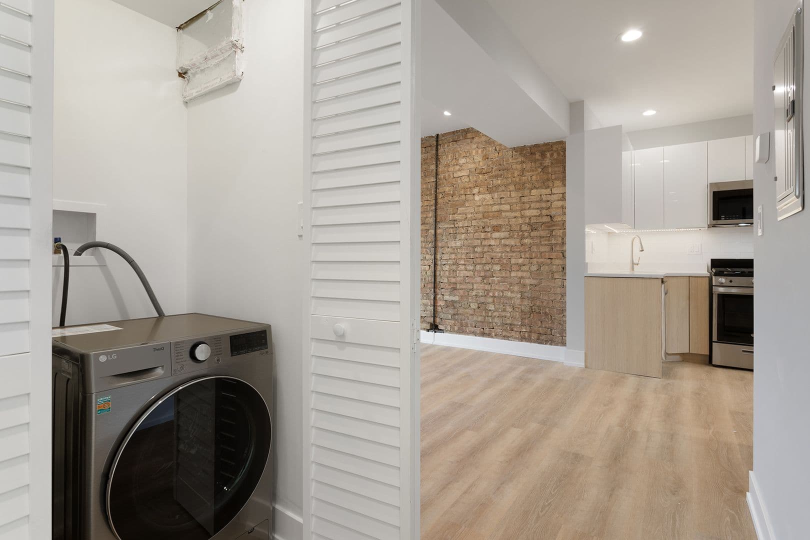 Chicago Apartment: 1548-1558.5 W Juneway