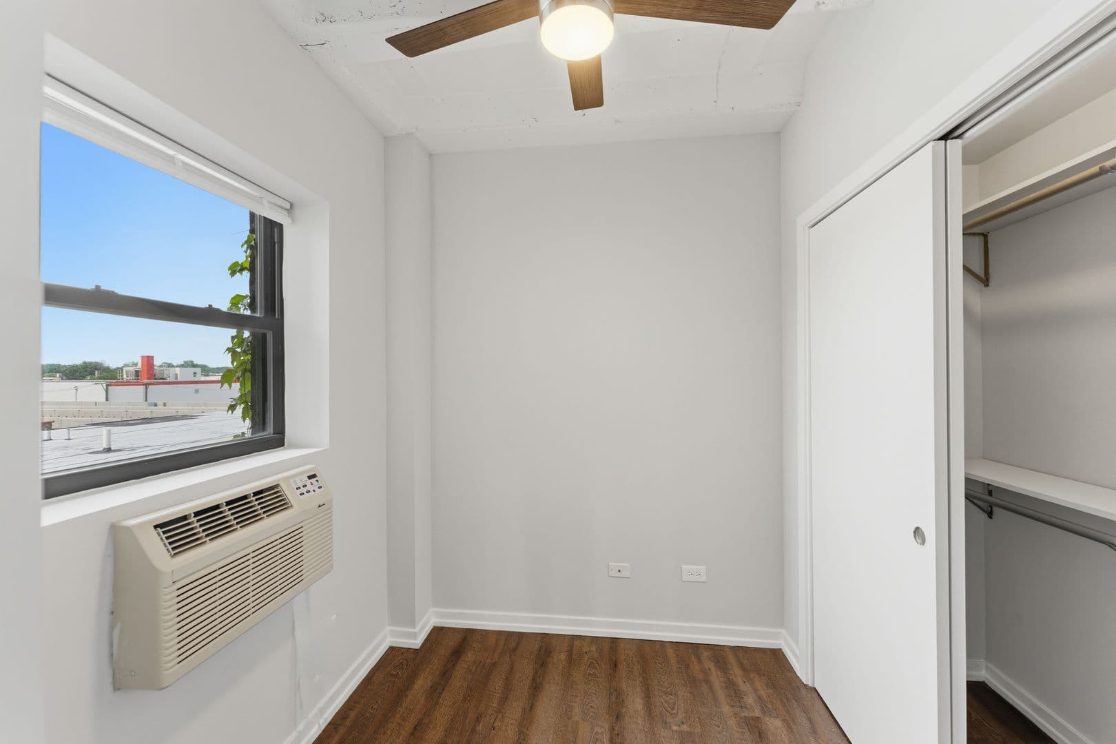 Chicago Apartment: 5718 N Winthrop Avenue