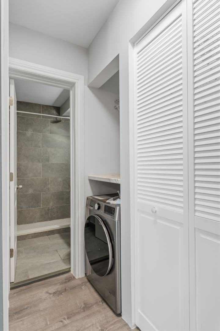 Chicago Apartment: 7710 N Sheridan Rd