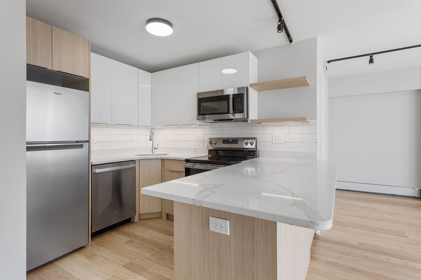 Chicago Apartment: 6166 N Sheridan Rd