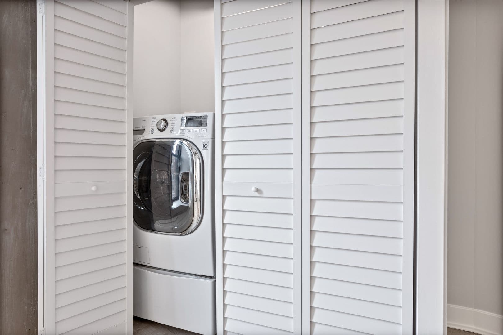 Chicago Apartment: 7645 N Sheridan Rd