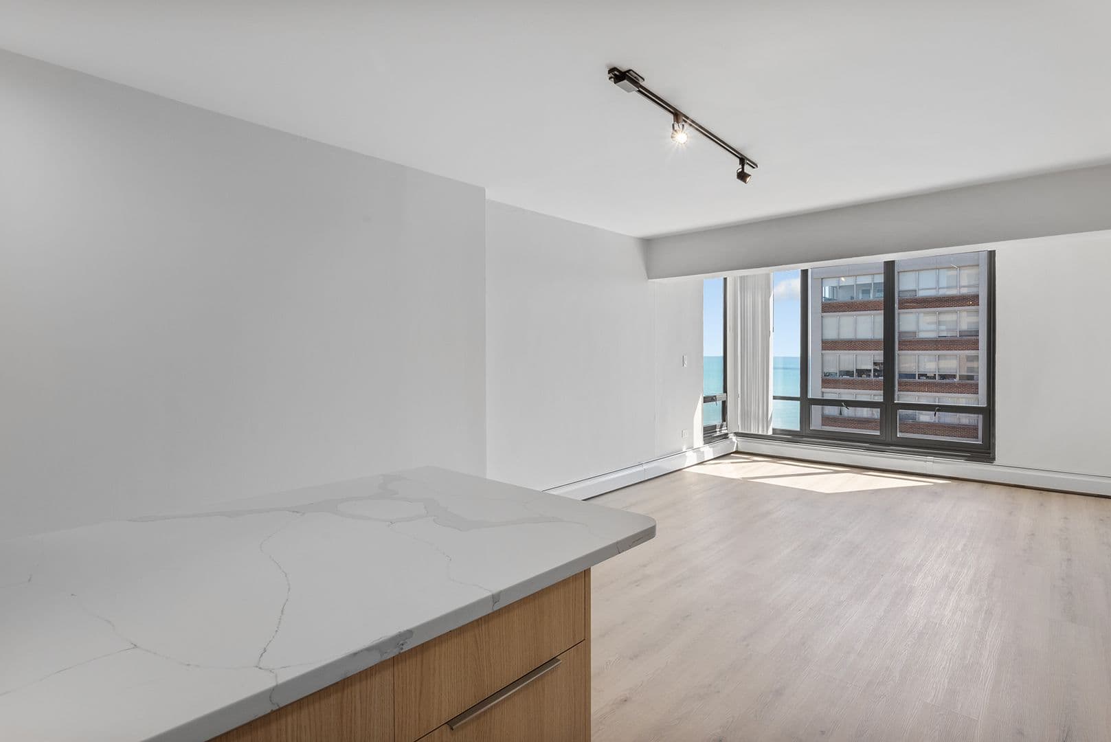 Chicago Apartment: 6166 N Sheridan Rd