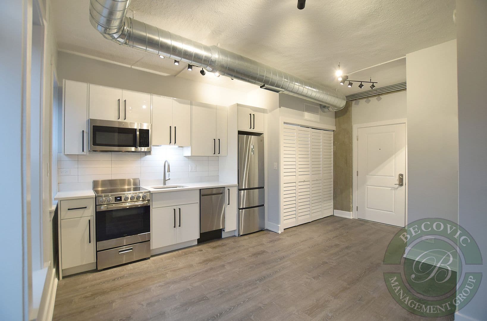 Chicago Apartment: 7645 N Sheridan Rd