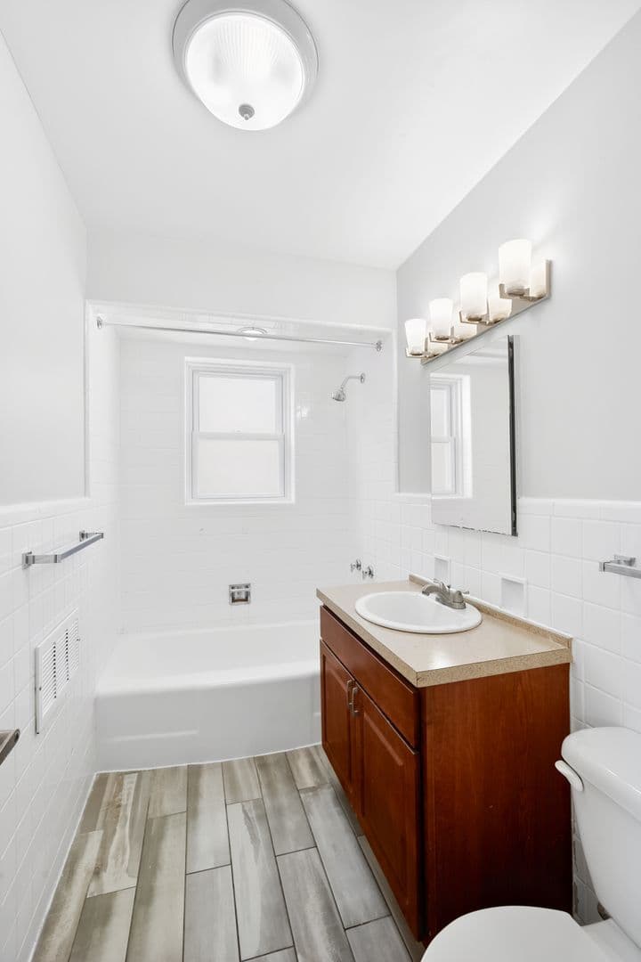 Chicago Apartment: 7630 - 38 N Eastlake Ter